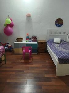 DibullaCasa de playa en Dibulla的一间卧室配有一张床、一张桌子和气球