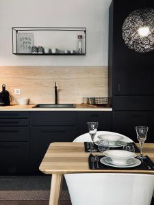 ErmatingenStudio Apartment am Bodensee - modern und stilvoll的厨房配有桌椅和水槽