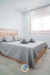 圣胡安德洛斯特雷罗斯Estrella Del Mar的一间卧室配有一张带灰色毯子的大床