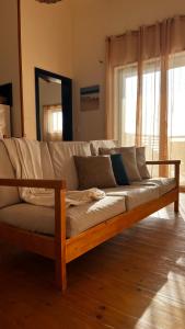 萨尔雷Kaia Beach House Boa Vista Front Sea View Apartments的客厅里一张木制沙发