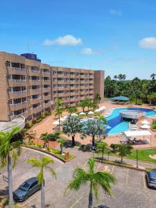 巴雷里尼亚斯Apto para 6 pessoas no melhor resort dos Lençóis的享有度假村的空中景致,设有游泳池和棕榈树