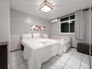 巴雷里尼亚斯Apto para 6 pessoas no melhor resort dos Lençóis的白色的客房设有床和窗户。