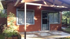 伊瓜苏港Voces De La Selva Misionera的两扇门在前面的房子