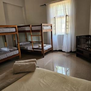 利文斯顿Mukamba Holiday House的客房设有三张双层床和一扇窗户。