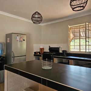 利文斯顿Mukamba Private Holiday Home的厨房配有不锈钢冰箱和桌子