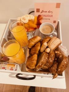 蒂格雷Tigre Urban Suites的桌上的早餐食品和饮料托盘
