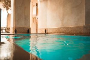 马拉喀什Riad Dar Zaouia的蓝色建筑中的游泳池