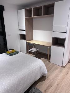 圣热讷维耶夫代布瓦VILLA LENA的一间卧室配有一张床和一张书桌
