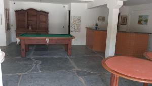 阿尔科巴萨Condomínio das gaivotas的一间房间,内设台球桌