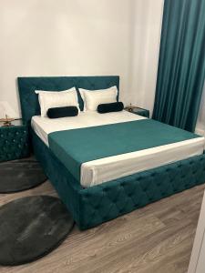 AfumaţiPensiunea Le Patrick的一间卧室配有一张大床和蓝色床头板