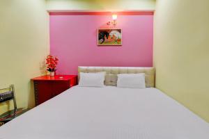OYO Prayag Hotel & Restaurent客房内的一张或多张床位