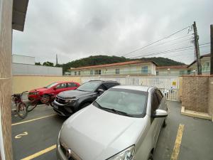 乌巴图巴morada do sol的停在停车场的一群汽车