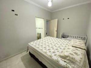 乌巴图巴morada do sol的一间白色客房内的床铺卧室