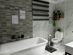 肯普顿帕克Acuvea Inn的浴室配有白色浴缸和卫生间。