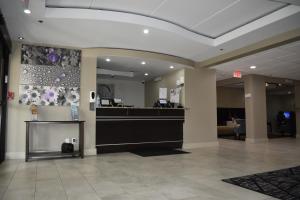 诺克斯维尔Sleep Inn & Suites West Knoxville的医院里带现金柜台的大堂
