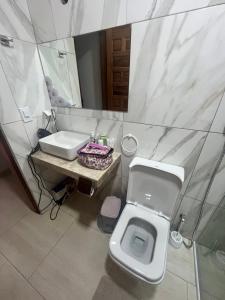 贝贝里比Villa Amarelo的一间带水槽、卫生间和镜子的浴室