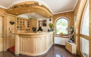 塞尔瓦迪加尔代纳山谷Garni la Bercia的房屋内带大岛的华丽厨房
