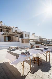 Merchia BeachSea Rock & Sky Private Mykonos Residence的一组床,坐在屋顶上