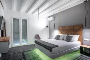 Merchia BeachSea Rock & Sky Private Mykonos Residence的一间卧室配有一张带秋千的床