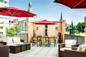 华盛顿华盛顿特区市中心Residence Inn酒店的一个带桌椅和遮阳伞的户外庭院。