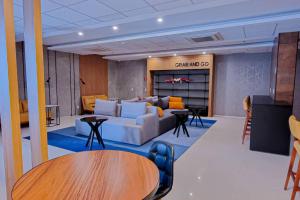 戈亚尼亚Blend Smart Marista 2 Quartos的客厅配有沙发和桌子