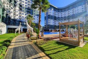 阿拉尼亚Serenity SPA ALL-IN apartment Luxury resort private beach的建筑物前公园内两座长颈鹿雕像