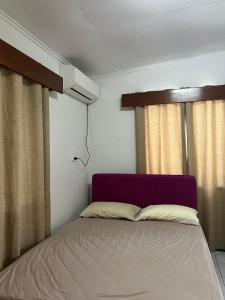 南迪Ziara Apartments的一间卧室设有一张床和一个窗口