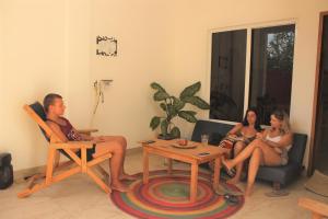 埃斯孔迪多港Mi Puerto Beach Hostel的一群人坐在客厅里