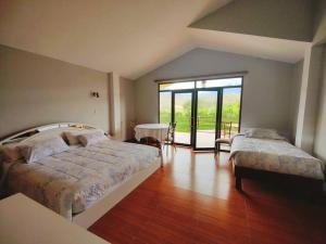 洛哈Hostería Quinta Esperanza - Alquiler del Alojamiento Entero的一间卧室设有两张床和大窗户