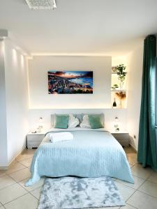 安格里Kiro Apartment Experience Pompei的一间卧室配有一张带蓝色毯子的大床
