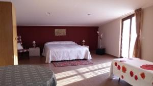马斯卡利Etna Sun Guest House的卧室配有白色的床和红色的墙壁