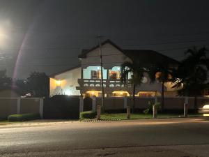 库马西D Barfi Guesthouse, excellent location的夜晚的房子,前面有一条街道
