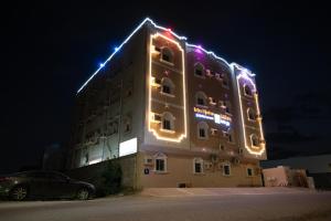 Al QunfudhahRu'a Al Qunfudhah Furnished Units的一座晚上有灯的建筑