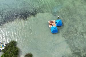 基韦斯特Bonnethead Key Floating Campground and Private Island的水面上两艘船的景象