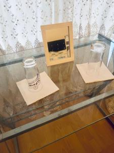 布里斯托Mia Property - Two Mile Hill的玻璃桌,带花瓶和盒子