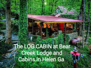 海伦Bear Creek Lodge and Cabins in Helen Ga - Pet Friendly, River On Property, Walking Distance to downtown Helen的黑溪小屋和小牛小屋的小木屋