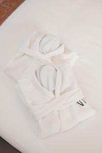 隆达Hotel Palacio de Hemingway的白色围巾坐在白色桌子上