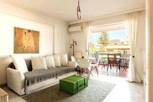 雅典Boutique52豪华公寓的客厅配有沙发和桌子