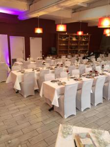 图瓦里伊特莱尔旅馆的宴会厅配有白色的桌子和白色的椅子