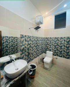 乌贾因Lotus Palm Retreat - Full Villa (By A.P. Villa's)的一间带水槽和卫生间的浴室