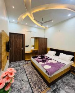 乌贾因Lotus Palm Retreat - Full Villa (By A.P. Villa's)的一间卧室设有一张大床和天花板