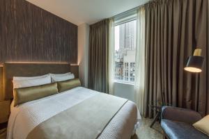 纽约Marriott Vacation Club®, New York City 的酒店客房设有床和窗户。