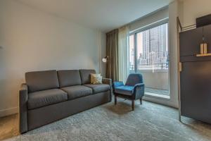 纽约Marriott Vacation Club®, New York City 的带沙发、椅子和窗户的客厅
