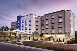 惠灵顿Fairfield Inn & Suites by Marriott Wellington-West Palm Beach的酒店前方的 ⁇ 染