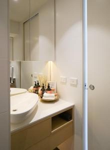 阿德莱德Walkerville Bliss的浴室设有白色水槽和镜子