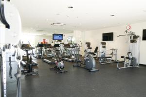阿德莱德Walkerville Bliss的健身房设有数台跑步机和有氧运动器材