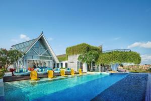 塞米亚克Aloft Bali Seminyak的度假酒店的游泳池