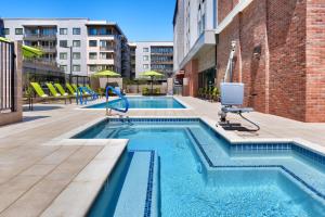 斯科茨SpringHill Suites by Marriott Phoenix Scottsdale的一座带椅子的游泳池