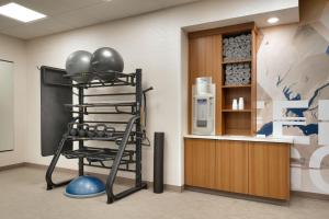 斯科茨SpringHill Suites by Marriott Phoenix Scottsdale的健身房,室内设有健身器材架