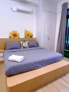 新山Luxury Condo in Johor Bahru, Kempas, Setia Tropika, with Netflix Premium的一间卧室配有一张带蓝色毯子的大床